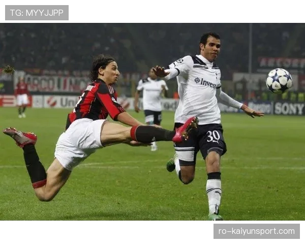 伊布拉希莫维奇遛狗被拍，手里拎的购物袋比我这月工资还值钱