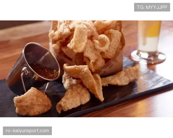 小威出门居然背个包啃三明治，是演明星呢还是演厨神？