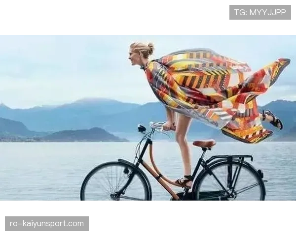 梁伟铿训练完直接拎爱马仕去接娃？