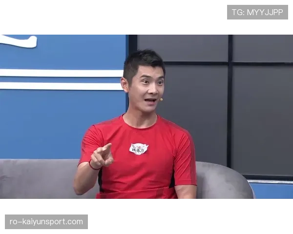 邢傲伟一身随便训练装，旁边却停着一排名车，这差距我盯了三秒